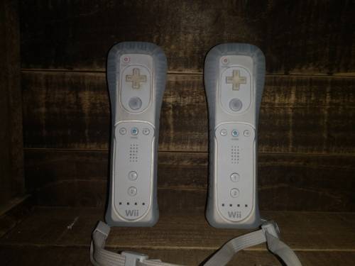 NINTENDO WII WITH 2 CONTROLLERS AND 2 NUNCHUCKS AND TOP SHOT ELITE