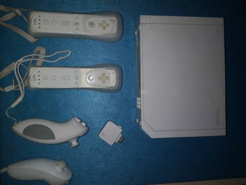 NINTENDO WII WITH 2 CONTROLLERS AND 2 NUNCHUCKS AND TOP SHOT ELITE