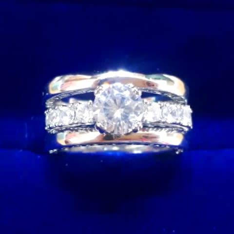 EXQUISITE! 3.10ct Solitaire & Accents Engagement Ring Set. Size 6.5 | M+