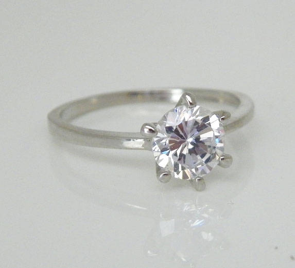 "Beautiful" Solitaire Engagement Ring - Size 8