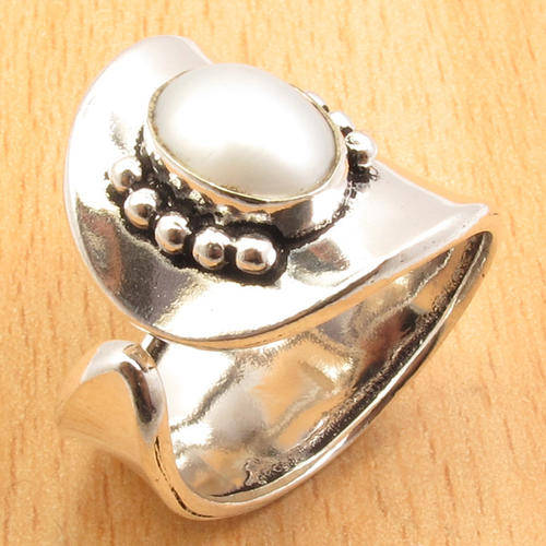 An Unusual Pearl Ring - Size 8.5 ** Berco delivery at your door.