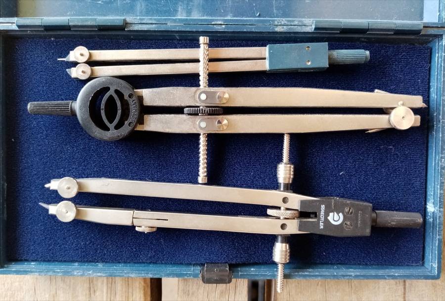 Nice Metal Compass set in plastic case