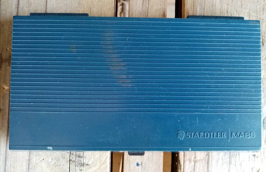 Nice Metal Compass set in plastic case