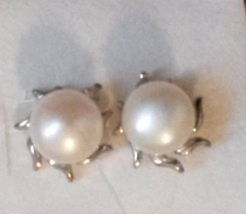 last pair!! GENUINE FRESH WATER PEARL EARRINGS!!!
