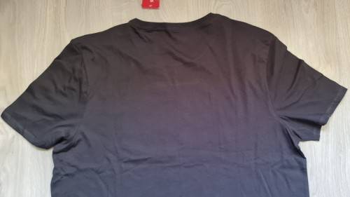 100% Original Mens Guess T-Shirt - Large (Retail R499)