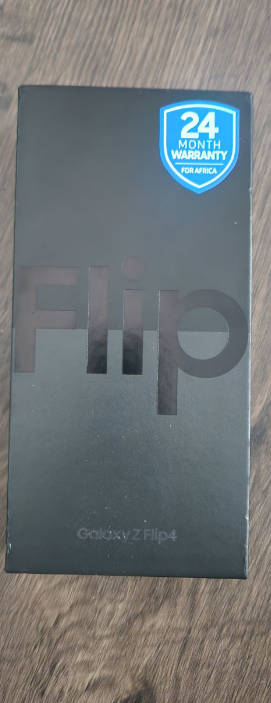 Samsung Z Flip 4 - 256gb - Boxed 9 out of 10