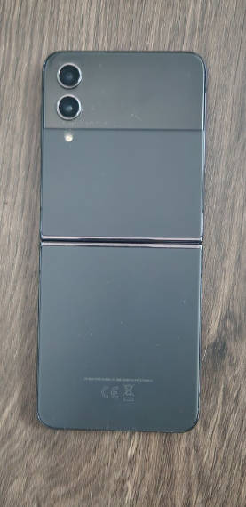 Samsung Z Flip 4 - 256gb - Boxed 9 out of 10