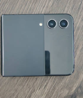 Samsung Z Flip 4 - 256gb - Boxed 9 out of 10