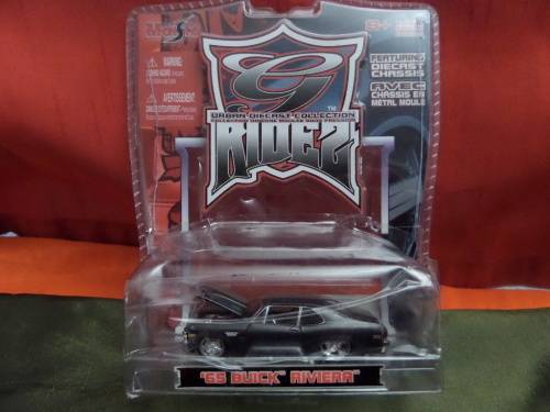 Maisto 2006 1965 Buick Riviera (boxed)