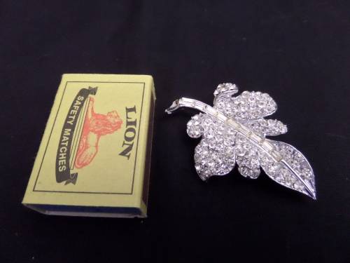 Antique Costume Jewellery Brooch (leaf)