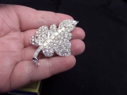 Antique Costume Jewellery Brooch (leaf)