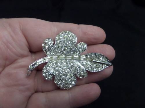Antique Costume Jewellery Brooch (leaf)