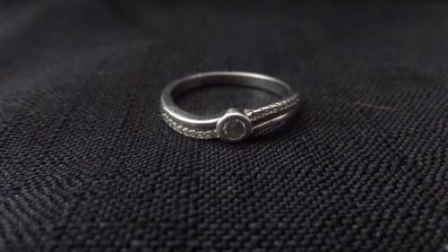925 Silver Ring with Small White Stone Dim 18mm 2.1 grams