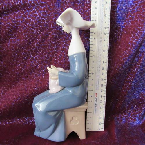 Lladro  Figurine of Nun doing Needlework made in Spain 21 cm Daisa 1987