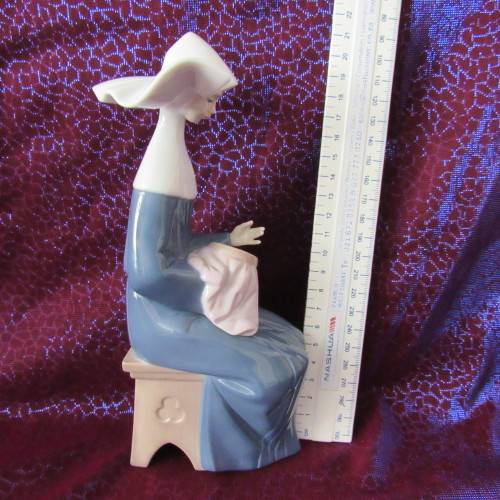Lladro  Figurine of Nun doing Needlework made in Spain 21 cm Daisa 1987