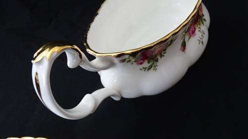 Royal Albert Old Country Roses 1962 Gravy Boat in Excellent Condition