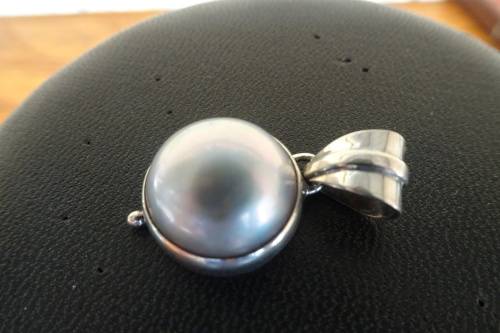 Gorgeous Sterling Silver Dome pendant With Light Grey Mabe Pearl 3.8 g Diameter 16 mm Length 27 mm