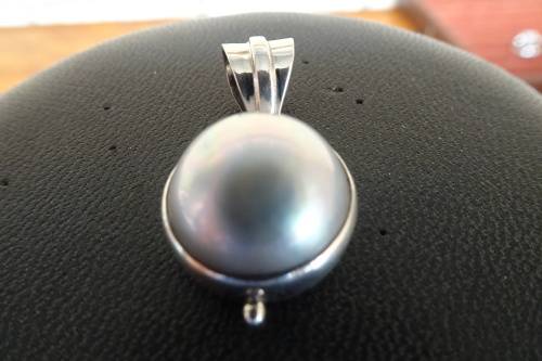 Gorgeous Sterling Silver Dome pendant With Light Grey Mabe Pearl 3.8 g Diameter 16 mm Length 27 mm