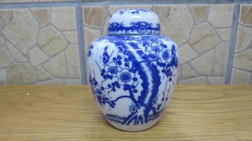 Pretty Vintage Ginger Jar With Lid Blue and White Oriental Willow Pattern H: 14,5cm