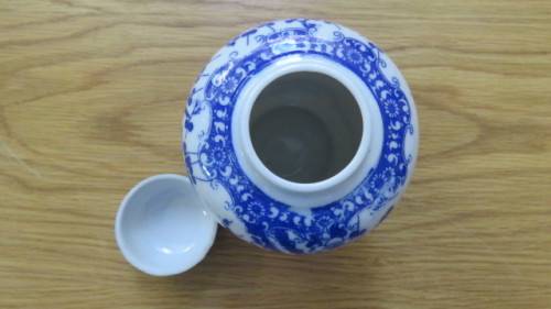 Pretty Vintage Ginger Jar With Lid Blue and White Oriental Willow Pattern H: 14,5cm