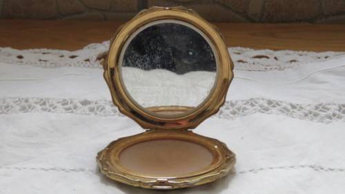 Beautiful Vintage Stratton Enamel Burgundy Turtle Shell Pattern Powder Compact 8 x 8,5cm