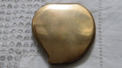 Gorgeous Vintage 1940s Elgin American Powder Compact Etched Victorian Couple No Mirror 9 x 8,5cm