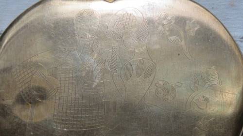 Gorgeous Vintage 1940s Elgin American Powder Compact Etched Victorian Couple No Mirror 9 x 8,5cm