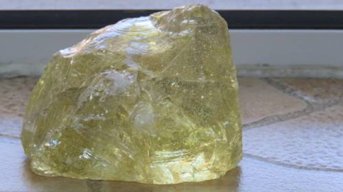 Stunning Golden Apatite Natural Stone Crystal 6,5 x 5,5 x 4 cm