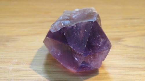 Stunning Amethyst Generator Point With a Whisper of Smoky Quartz Crystal 7,5 x 4 x 3cm