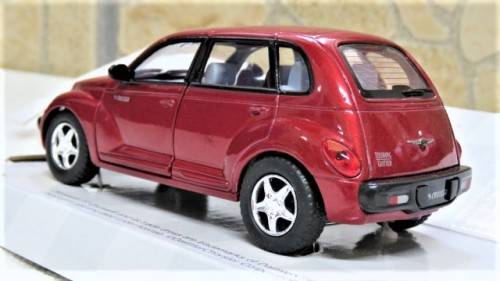 Boxed Kinsmart Die Cast Chrysler PT Cruiser With Pull Back Action #5031 Scale 1:34 L: 12 cm