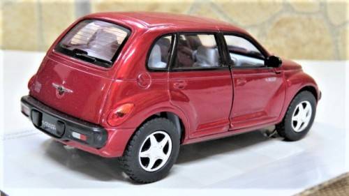 Boxed Kinsmart Die Cast Chrysler PT Cruiser With Pull Back Action #5031 Scale 1:34 L: 12 cm