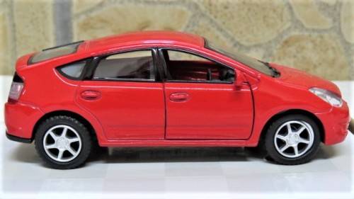 Boxed Kinsmart Die Cast Toyota Prius With Pull Back Action #KT5093 Scale 1:34 L: 12,5 cm