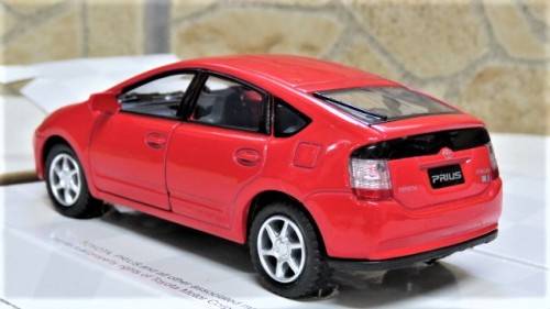 Boxed Kinsmart Die Cast Toyota Prius With Pull Back Action #KT5093 Scale 1:34 L: 12,5 cm
