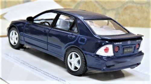 Boxed Kinsmart Die Cast Lexus IS300 With Pull Back Action #KT5046 Scale 1:34 L: 12,5 cm