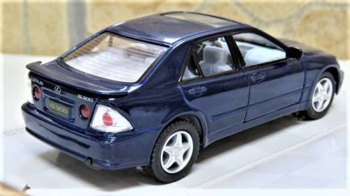 Boxed Kinsmart Die Cast Lexus IS300 With Pull Back Action #KT5046 Scale 1:34 L: 12,5 cm