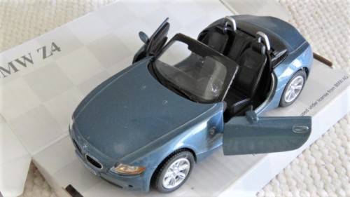 Stunning Boxed Kinsmart Die Cast BMW Z4 With Pull Back Action Scale 1:32 L: 12,5 cm