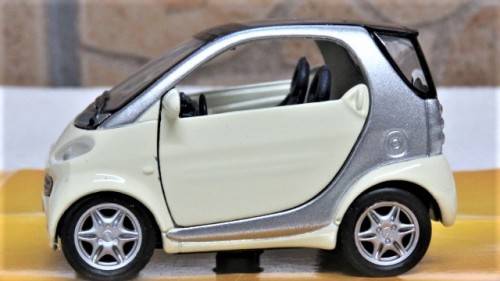 Lovely Boxed Maisto Superior Die Cast Smart City-Coupe With Pull Back Action Scale 1:33 L: 7,5 cm