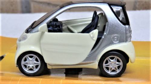 Lovely Boxed Maisto Superior Die Cast Smart City-Coupe With Pull Back Action Scale 1:33 L: 7,5 cm