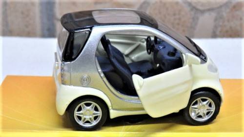 Lovely Boxed Maisto Superior Die Cast Smart City-Coupe With Pull Back Action Scale 1:33 L: 7,5 cm
