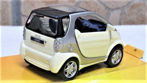 Lovely Boxed Maisto Superior Die Cast Smart City-Coupe With Pull Back Action Scale 1:33 L: 7,5 cm