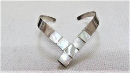 Stunning Vintage Sterling Silver V-Shape Cuff Bangle Mother of Pearl Inlay 70 x 85 mm (26.4 g)