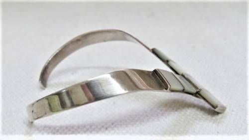 Stunning Vintage Sterling Silver V-Shape Cuff Bangle Mother of Pearl Inlay 70 x 85 mm (26.4 g)