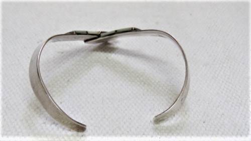 Stunning Vintage Sterling Silver V-Shape Cuff Bangle Mother of Pearl Inlay 70 x 85 mm (26.4 g)