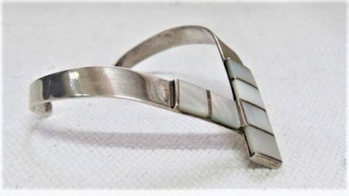 Stunning Vintage Sterling Silver V-Shape Cuff Bangle Mother of Pearl Inlay 70 x 85 mm (26.4 g)