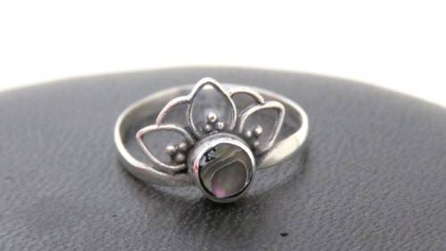 Pretty, Vintage Dainty Sterling Silver Ring With Small Round Moonstone Size M (1.1 g)