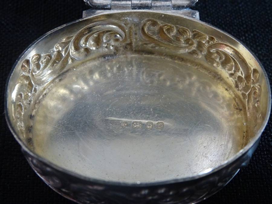 London Hallmarked Sterling Silver 1969-70 Pill Box With Beautiful Detail (29.9 Gram)