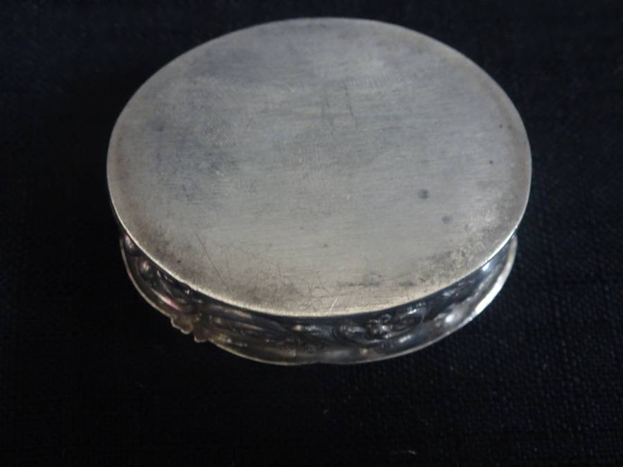 London Hallmarked Sterling Silver 1969-70 Pill Box With Beautiful Detail (29.9 Gram)