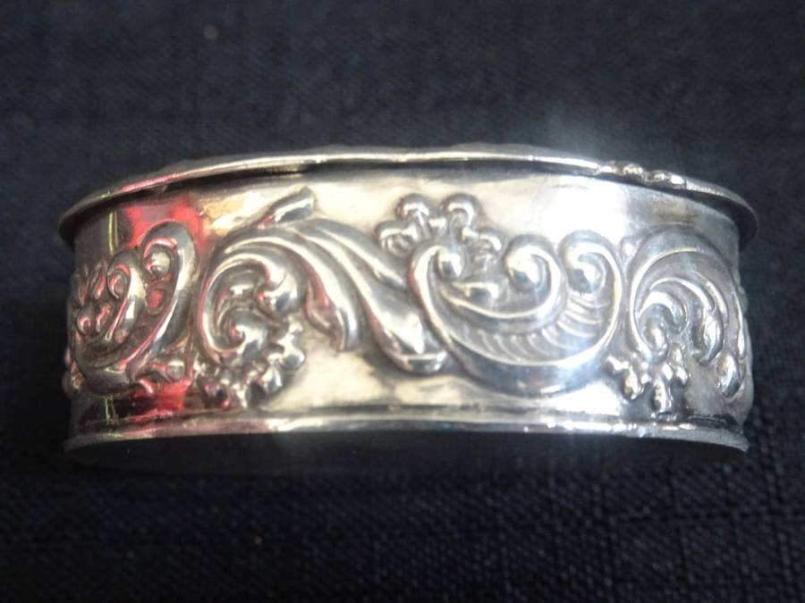 London Hallmarked Sterling Silver 1969-70 Pill Box With Beautiful Detail (29.9 Gram)