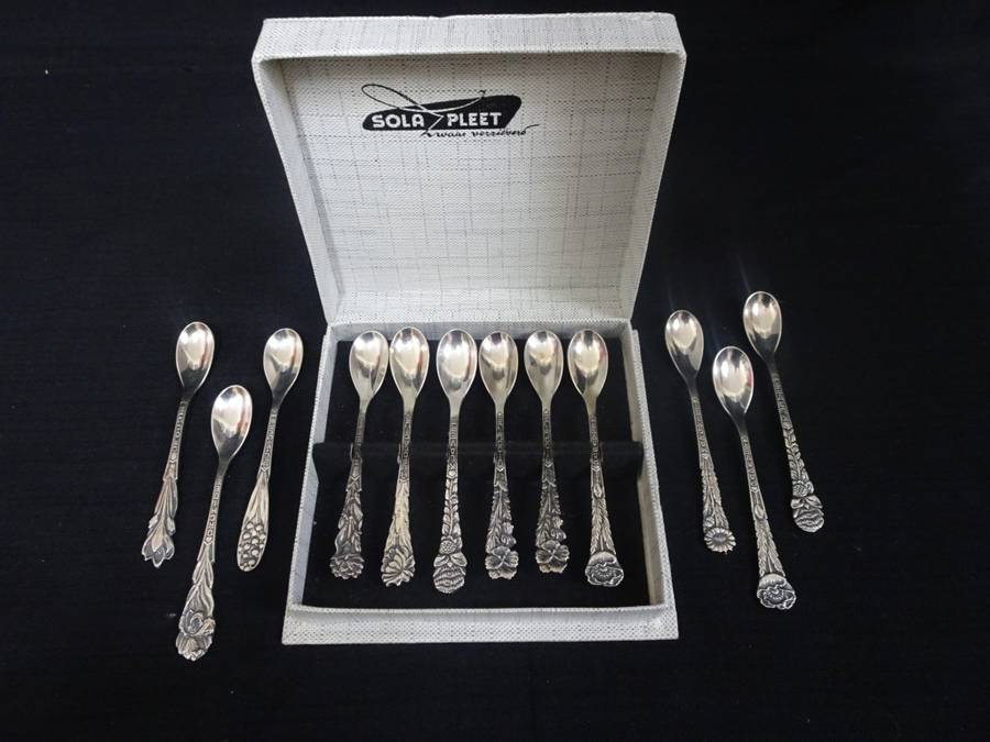 Stunning Set Of Twelve Solar Pleet Vintage Tea Spoons In Excellent Condition