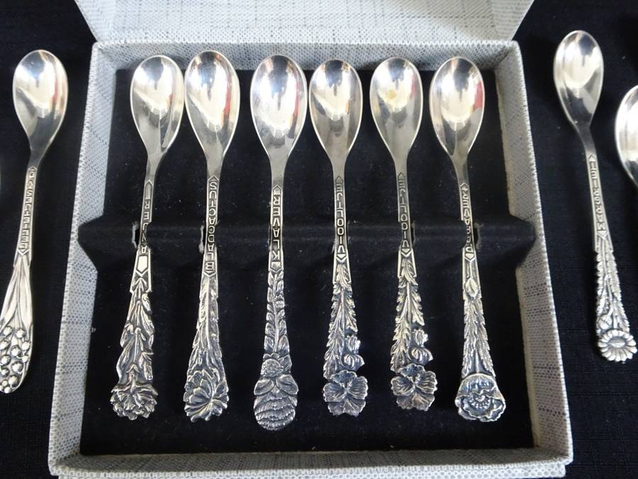 Stunning Set Of Twelve Solar Pleet Vintage Tea Spoons In Excellent Condition